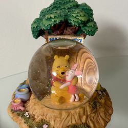 Winnie The Pooh Snowglobe 