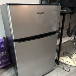 Mini Fridge 