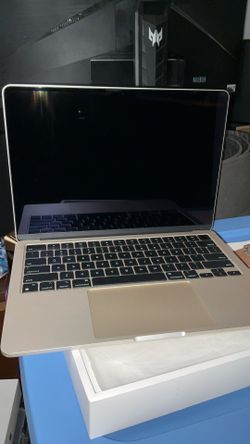 Silver13 Inch MacBook Air - M4 Chip 16GB Memory 512 GB Storage in Box Brand New w Accessories.  Not refurbished ````````