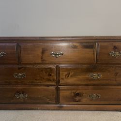 Solid Wood 7-Drawer Dresser – Classic & Spacious Storage