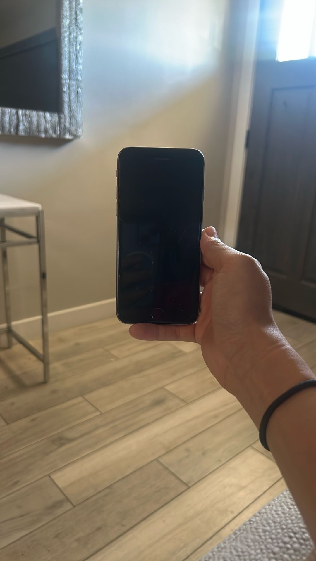 *CRACKED GRAY IPHONE 6s 64GB UNLOCKED TO ANY CAREIER*