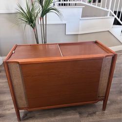 Vintage auntique table record player radio