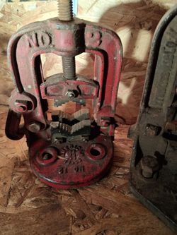 Vintage No. 2 Cast Iron Pipe Vise