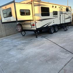2015 30ft outback double slide out great condition