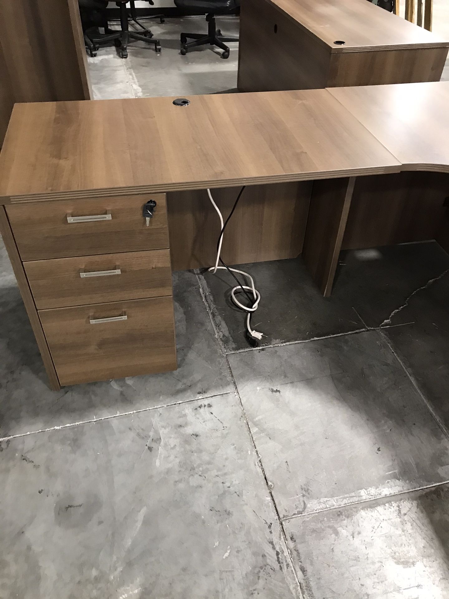 L shape desk with 3 drawers