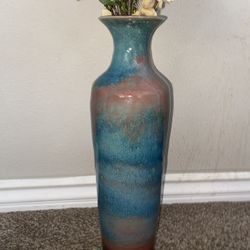 Beautiful Pottery Vase w/Flowrs