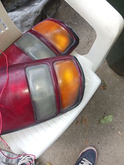 2001-06 Chevrolet Tahoe Yukon Suburban Tail Lights