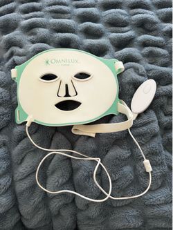 Omnilux Clear LED Mask for clear skin