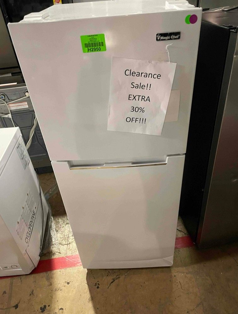 MAGIC CHEF HMDRWE 10.1 cu. ft. Top Freezer Refrigerator