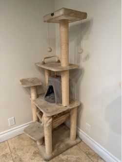 Cat tree used needs cleaning 20 dollars
