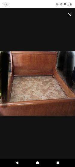 Wood sleigh bed