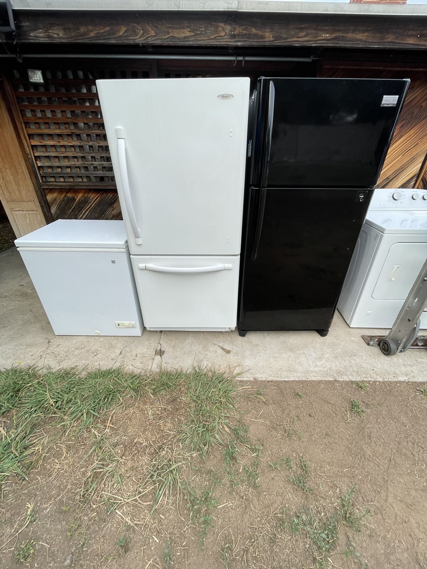 BLACK FRIGIDAIRE REFRIGERATOR/FREEZER APARTMENT SIZE (FREE DELIVERY)