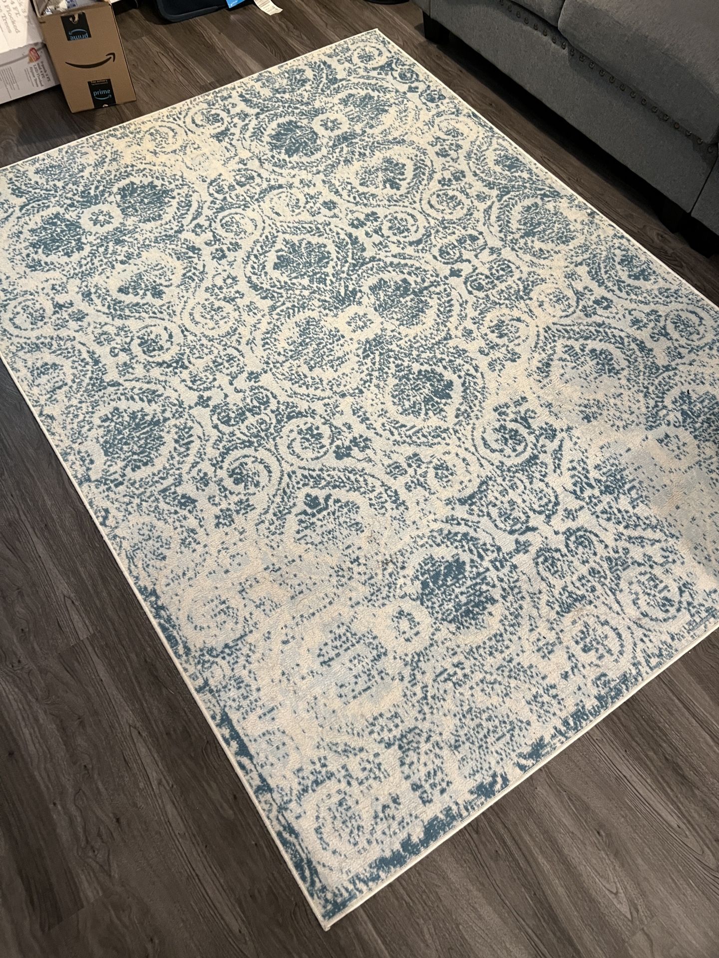 Selling Rug (5’ x 7’). Need to sell soon!