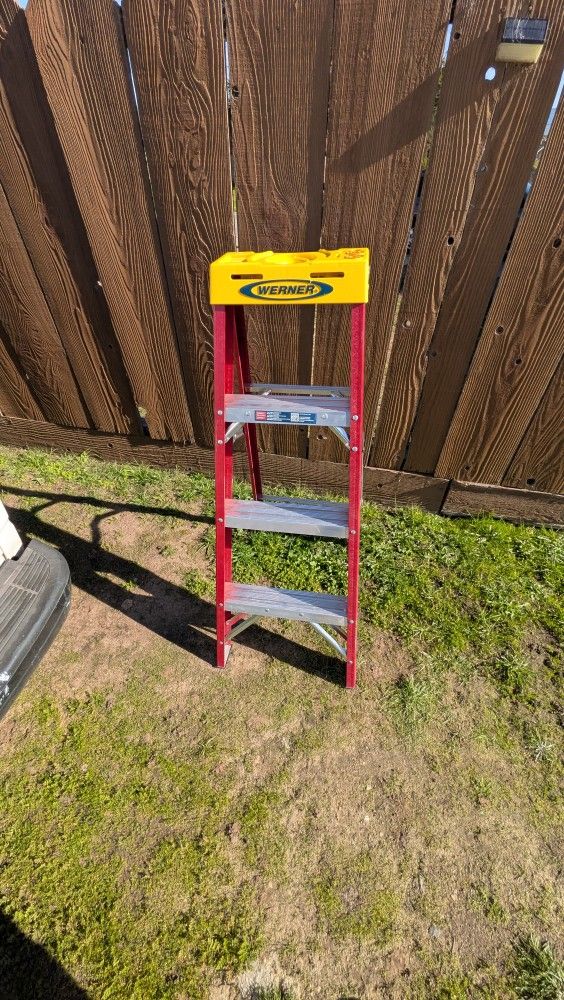 Werner 4ft fiberglass Ladder (NEW)