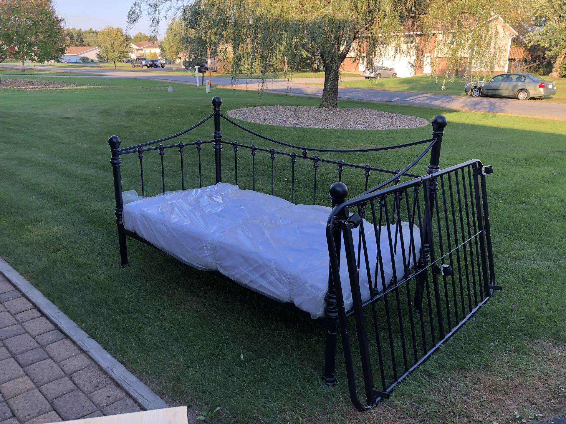 Metal Day Bed Frame With Trundle