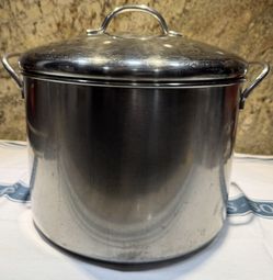 Premium Farberware16 Quart 18/10 Stainless Steel Stockpot with Lid. Used VG-Good Condition.
