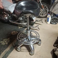 Leather Stool Stands 32in Tall It Ajust But I'm. Not Sure How To Ajust It:)