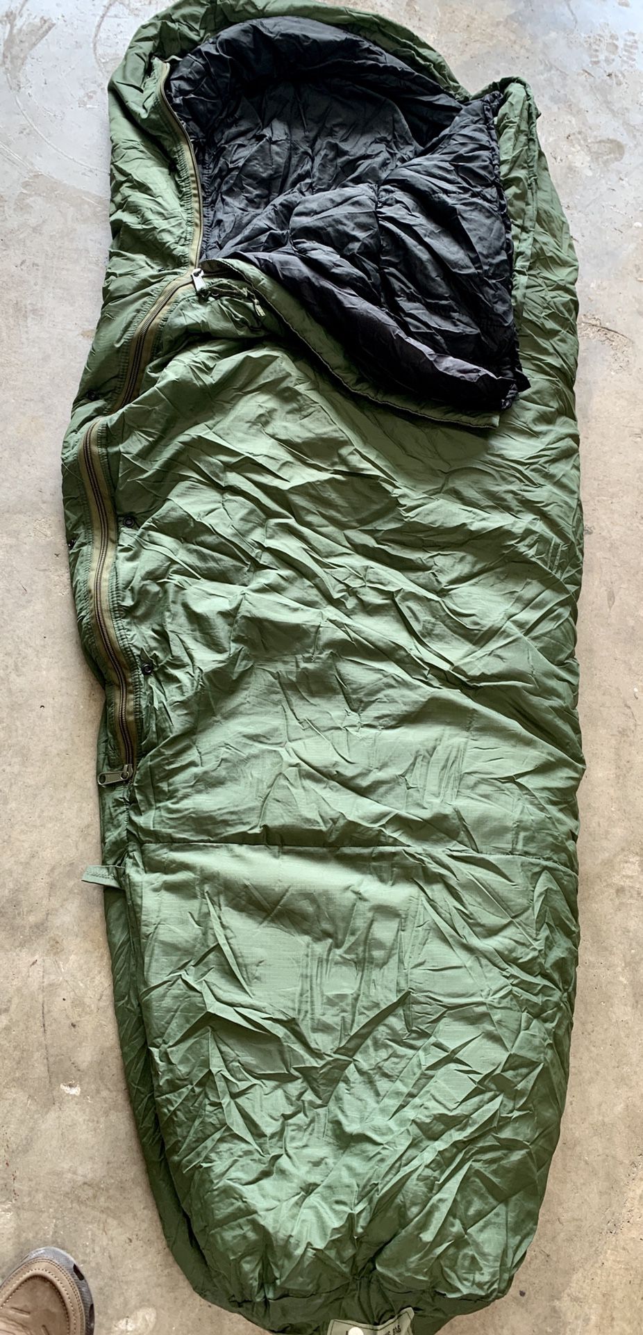 MILITARY ISSUE SLEEPING BAG SYSTEM
