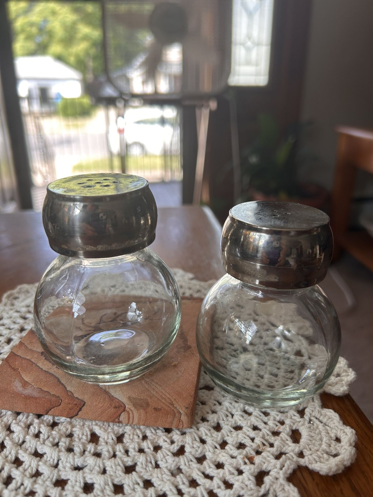 Vintage Salt And Pepper Shakers Clear Glass Screw On Tops Pre-owned.