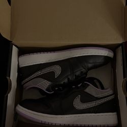 Women Size 5 Nikes 