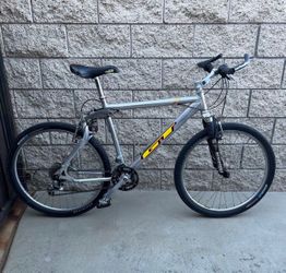 Mountain Bike Vintage 1996 GT LTS Full Suspension. Made in the USA! Ready to ride or a great addition for your bike collection. 24 speed! Shifts good!