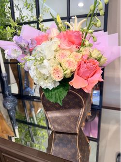 Fresh flower arrangement freshly made