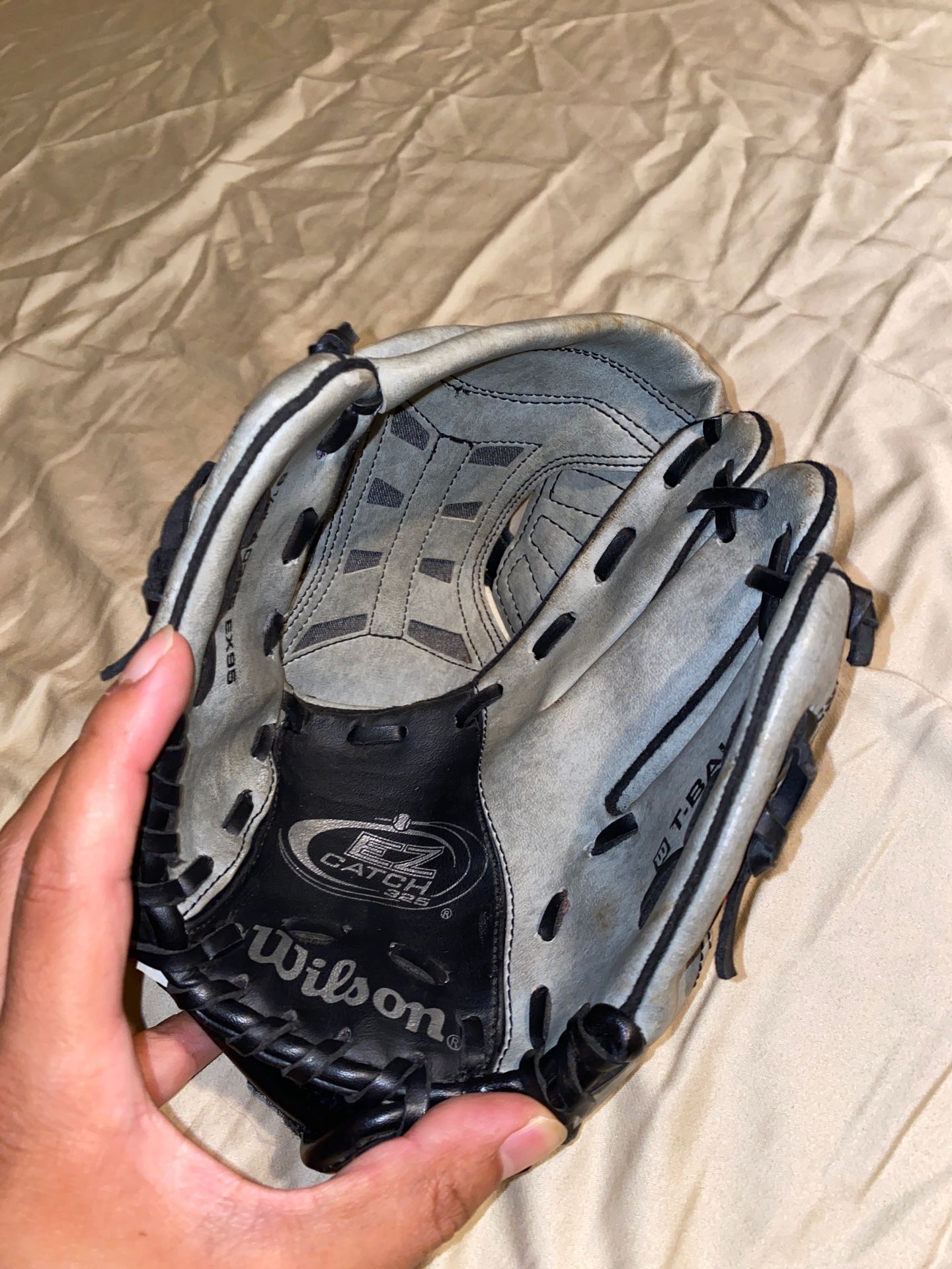 Wilson EZcatch leather baseball glove
