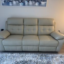 $550 ROOMS TO GO Antonin LEATHER Power Reclining Sofa - 2025 Model ($1.3K RETAIL)