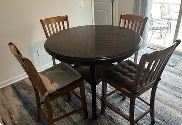 Dining Room Table & Chairs Set