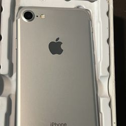 iPhone 7 UNLOCKED  New 100% Battery Health 