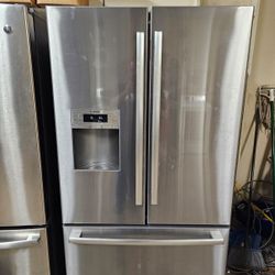 BOSH STAINLESS STEEL REFRIGERATOR EXCELENT CONDITION EVERTHING WORK GOOD DELIVERY AVAILABLE FOR EXTRA FEE 