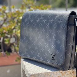 Louis Vuitton District PM Monogram Eclipse Men's Messenger Bag for Sale in  Long Beach, CA - OfferUp