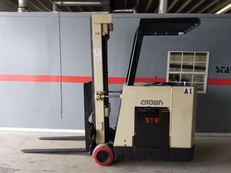 Forklift dock stocker