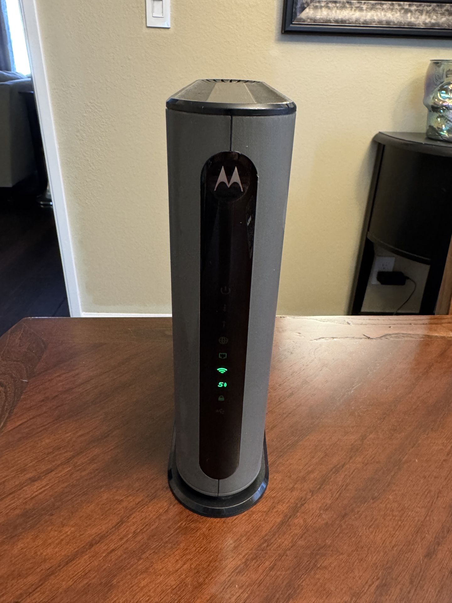 Motorola DOCSIS 3.1 Cable Modem and Wi-Fi Router Combo