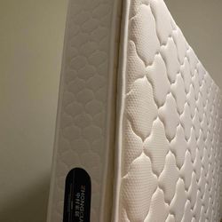Queen  Mattress In Like New Condition 