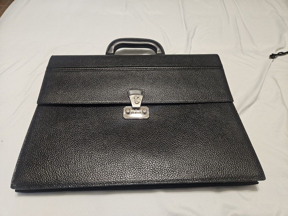 A. Testoni Luxury Leather Briefcase – Combination Lock – Like New – Full Set