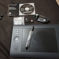  Wacom - Intuos Pro Small Graphics Tablet