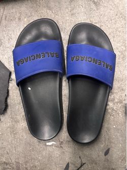Balenciaga slides originales color azul/negro. Muy buen estado, cómodas y limpias. Talla [8 talla].  Precio: $180 OBO Entrega en persona en Miami o en