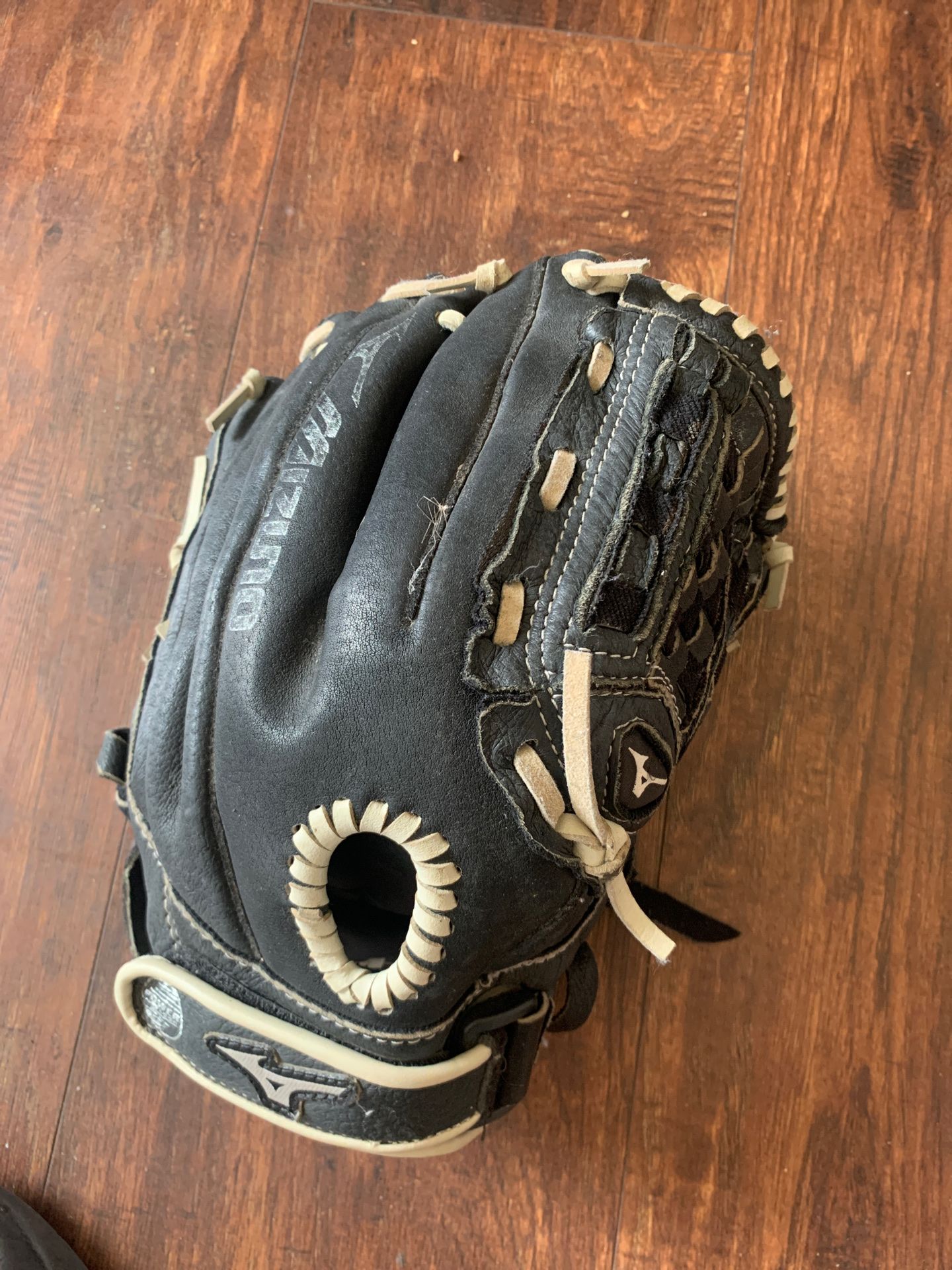 Mizuno glove