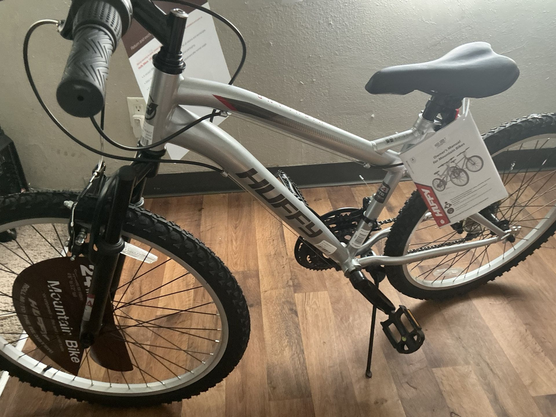 ** BRAND NEW ** HUFFY HIGHLAND MOUNTAIN BIKE