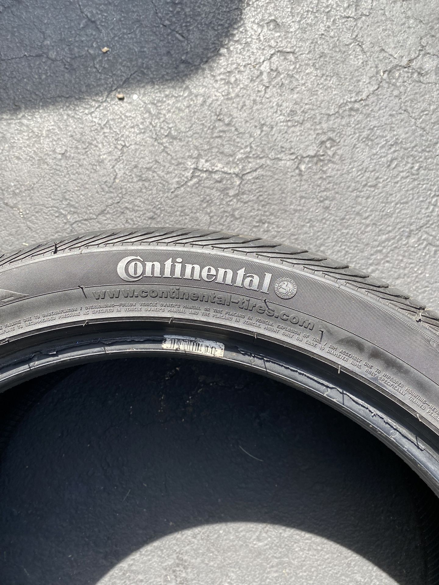 Continental Tires 235/40R 19 96V