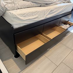 Wood Twin Bed Like new with Storage 6 drawers