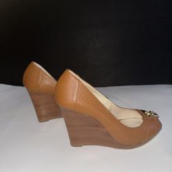 Michael Kors Hamilton Wedge heels in brown leather. 
