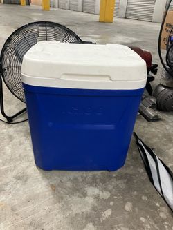 Igloo cooler 42 qt with a handle and wheels