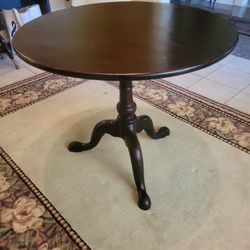 18th Century Large Georgian tilt-top tripod Table 