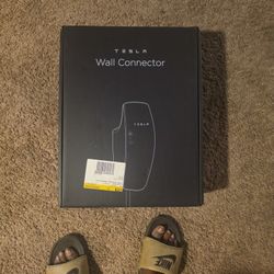 TESLA WALL CONNECTOR