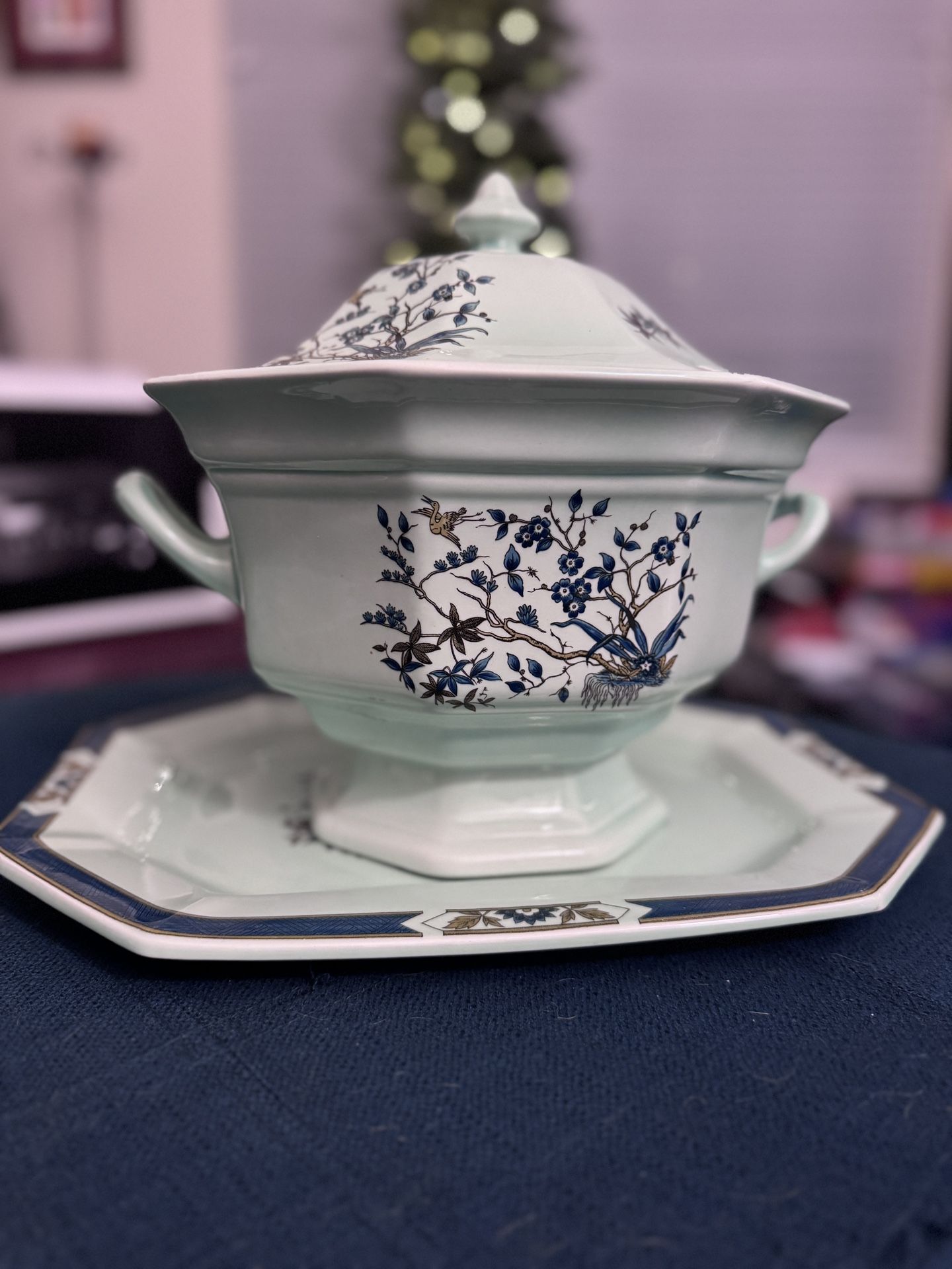 ADAMS Calyx Ware - Ming Toi Soup Tureen with Lid and Plate