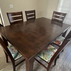 DINING ROOM /KITCHEN TABLE AND CHAIRS $250 OBO - REDUCED TO $150