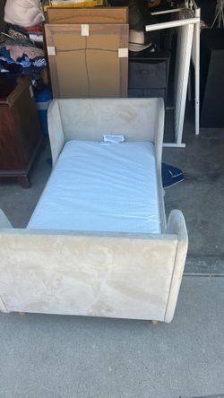 Cama pequeya. Para su. Hijo. O. Hija. Very good condition.