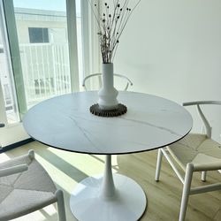 White round dining table
